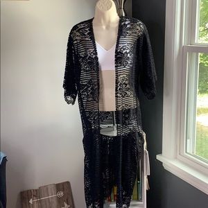 Black short sleeve duster